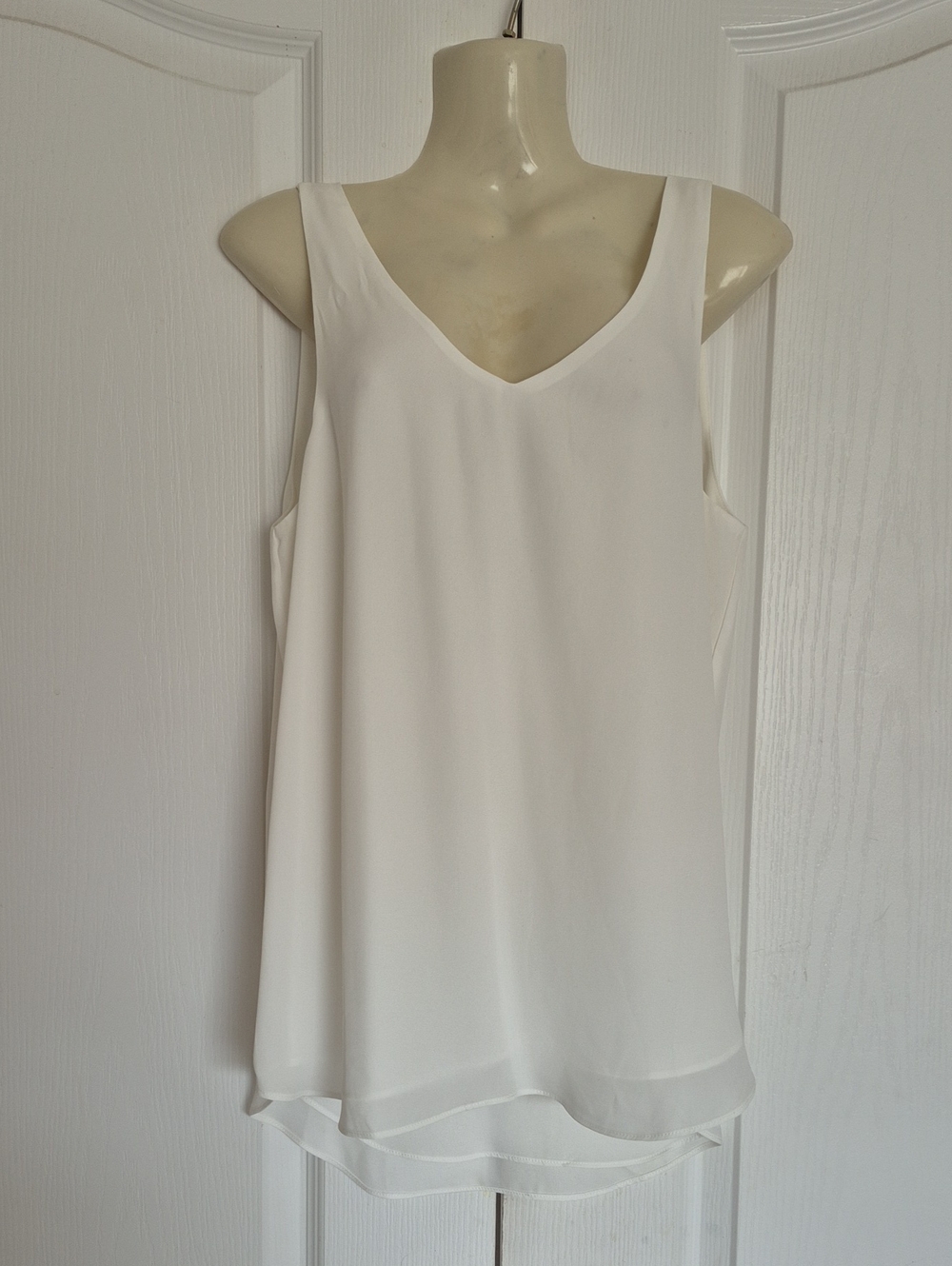 RW&CO. White V-Neck Sleeveless Camisole